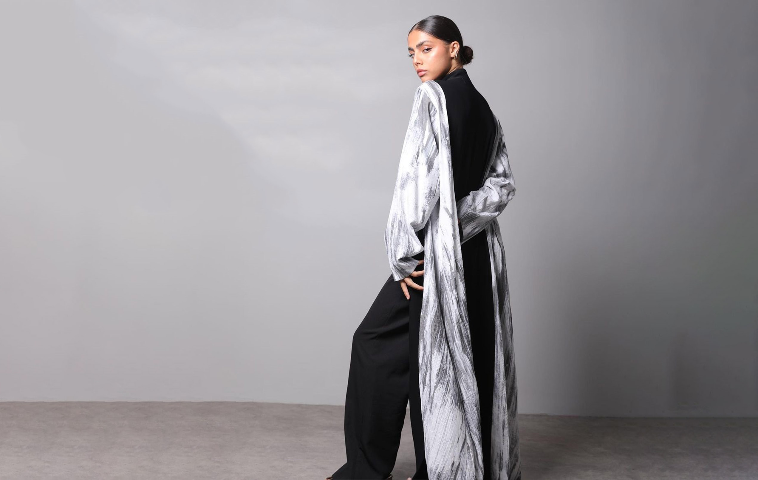 Amber-line-qatari-abaya-fashion-slide01