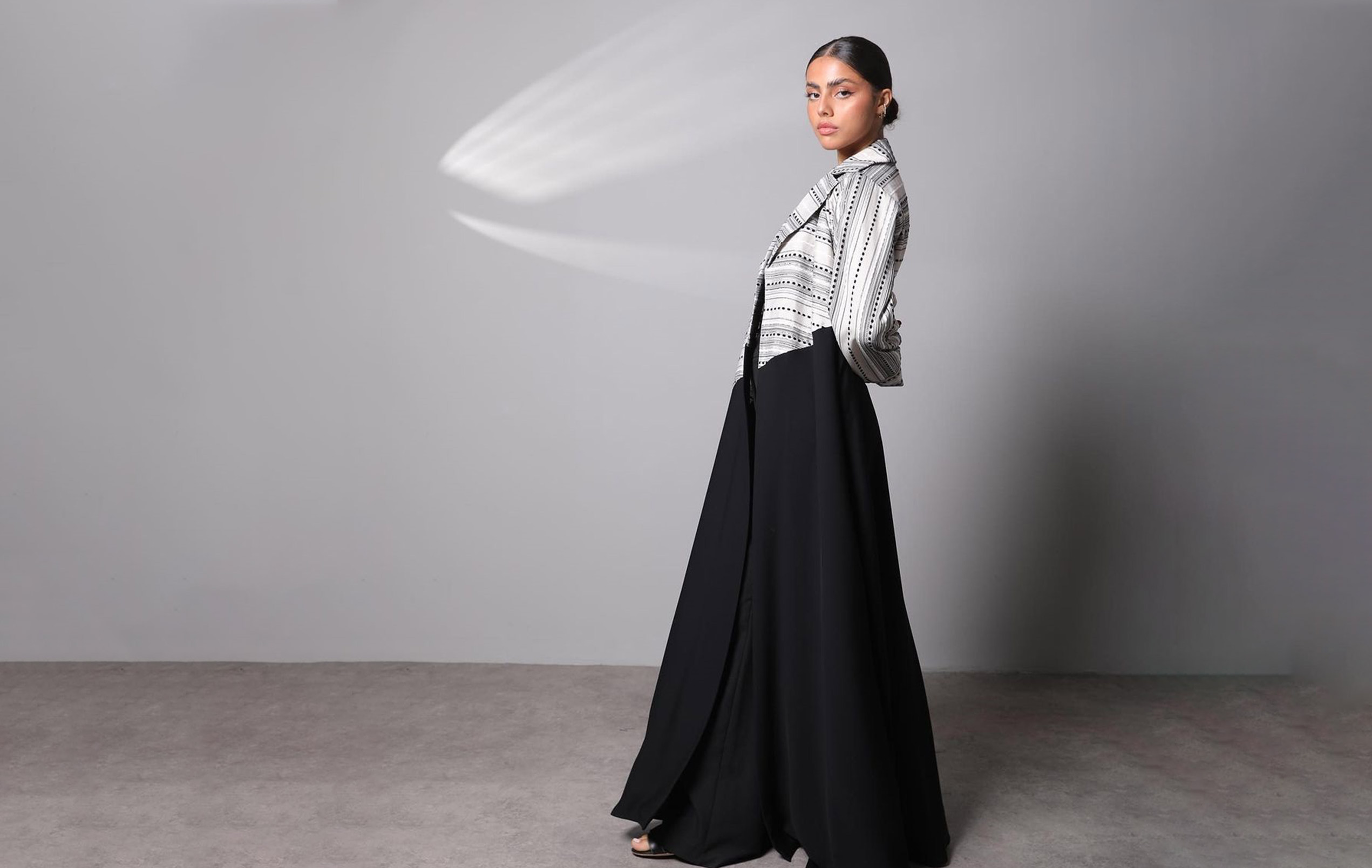 Amber-line-qatari-abaya-fashion-slide02